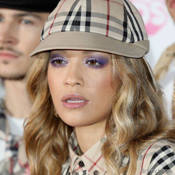Rita Ora apostou na sombra lil?s no comecinho das p?lpebras e na sombra roxa no cantinho externo dos olhos durante um evento da r?dio BBC, em Londres (Foto: Getty Images)